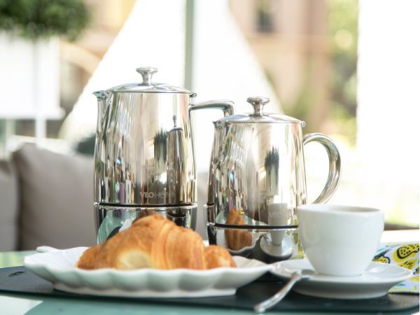 veohome-espressokocher-edelstahl-fruehstueck-terrasse.